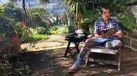 Igralec Igor Štamulak vsako soboto ob 10.30 s svojega doma na 
facebook strani Gledališča Koper otrokom prebira pravljice.  