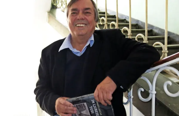  Drago Jančar se je oktobra lani s prevodom  romana In ljubezen  
tudi (Wenn die Liebe ruht)   uvrstil na vrh lestvice najboljših knjig 
po izboru avstrijske nacionalne radiotelevizije ORF.
