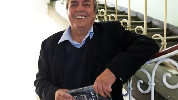 Drago Jančar se je oktobra lani s prevodom  romana In ljubezen  
tudi (Wenn die Liebe ruht)   uvrstil na vrh lestvice najboljših knjig 
po izboru avstrijske nacionalne radiotelevizije ORF.