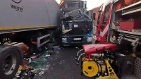 Voznik tovornega  vozila  s  priklopnikom iz okolice Žalca se ni uspel 
izogniti stoječemu tovornjaku, zato je trčil vanj.