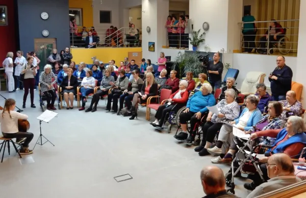 Druženj starostnikov med seboj in z zunanjimi obiskovalci, kot so 
jih izvajali v Domu starejših občanov Ilirska Bistrica  (na fotografiji) 
in drugih domovih, zaradi koronavirusa  še nekaj časa ne bo. 
