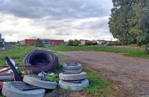 Prvi del komunalne infrastrukture za Soške vile bi morali že zgraditi, a strojev tam še ni. Gradnja se bo zamaknila  za leto dni. 