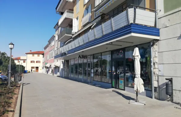 Komunala bo skupaj z občino in občinskim svetom skušala znižati
najemnine v poslovnih prostorih za to obdobje ali najemnike celo
oprostiti plačila.