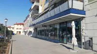 Komunala bo skupaj z občino in občinskim svetom skušala znižati 
najemnine  v poslovnih prostorih za to obdobje ali  najemnike  celo 
oprostiti plačila.   
