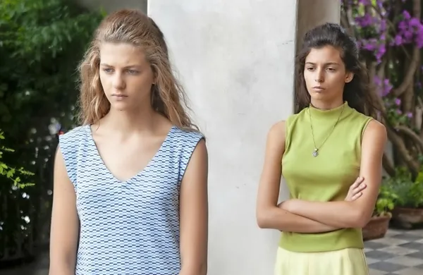 Margherita Mazzucco v vlogi Elene (desno) in Gaia Girace v vlogi 
Lile sta opravili odlično delo in navdušili s svojo pristnostjo.