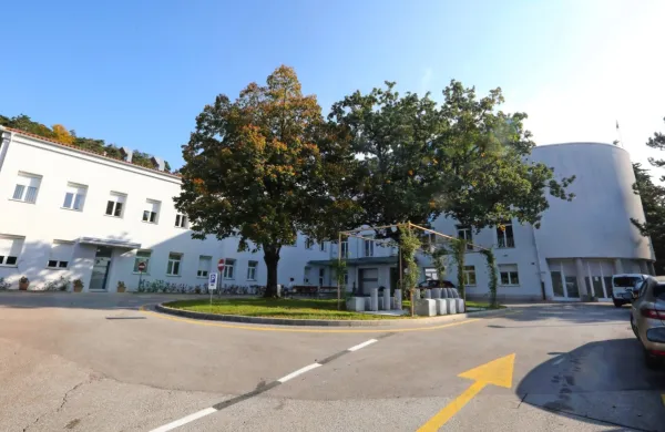 V  nuji bi  sežanska bolnišnica na ločenem oddelku lahko zdravila 
nekaj okuženih, ki potrebujejo nadzor zdravnika, niso pa   akutno 
bolni. 