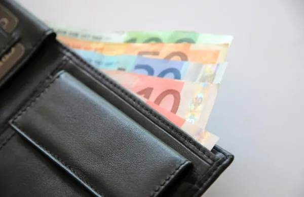 S sprostitvijo sredstev iz proračunske rezerve bo lahko občina za 
nabavo zaščitne opreme namenila dodatnih 80 tisoč evrov, za 
pripravo paketov pomoči za ranljive skupine pa 75 tisoč evrov.