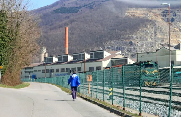 Krajani občine Kanal o Soči so zaskrbljeni zaradi pošiljk odpadkov 
iz Italije, ki še vedno prihajajo v Salonit Anhovo. 