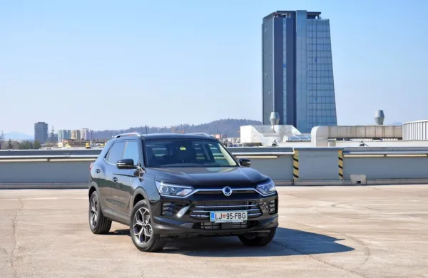 Koranda prodaja podjetje, ki zastopa tudi korejsko Kio, zato ga v nekaterih primerih postavljajo ob 
bok modela sportage, čeprav ima  nekaj malenkostnih prednosti.