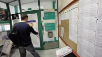 Na obeh območnih službah republiškega zavoda za zaposlovanje 
ugotavljajo, da se je število brezposelnih začelo zviševati. 