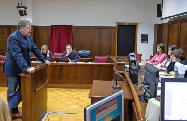Igorja Bavčarja  so na koprskem okrožnem sodišču pred približno 
letom dni obsodili še zaradi domnevno škodljivega posla z 
delnicami Intereurope, sodba še ni pravnomočna.  