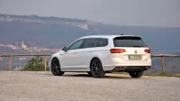 Volkswagen je s passatom oral ledino v segmentu, ki je danes poln 
konkurenčnih izdelkov, vendar kljub letom nikakor ni izgubil 
ostrine.
