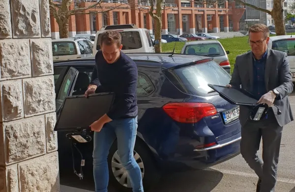 Samo Turel, direktor Okrožnega sodišča Nova Gorica, je skupaj s 
sodelavcem pripeljal računalniško oprema s sodišča.