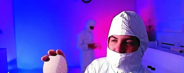 Za večino slovenskih državljanov so stroge zdravstvene omejitve 
novost, zato so mnogi zbegani in prestrašeni. 