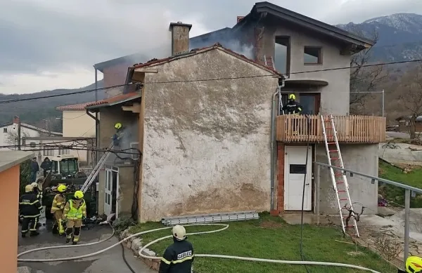 Poklicni in prostovoljni gasilci so s hitrim posredovanjem  ustavili požar, da se ni razširil še na sosednje hiše v strnjenem delu naselja Lokavec.