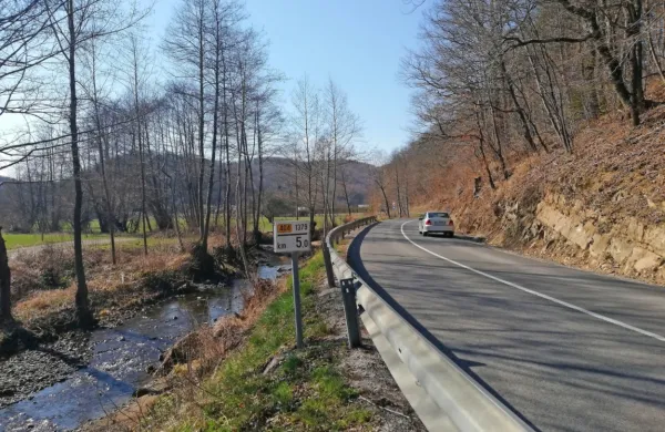 Med Zalči in Harijami cesto prečkajo številne dvoživke, ki se selijo v bližnja mrestišča, na eni strani v jezero Mola, na drugi v Klivnik. 