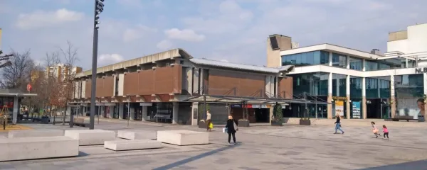 Običajnega vrveža na Bevkovem trgu v Novi Gorici ni ne med 
tednom ne med vikendi. 