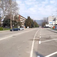 Prizor z novogoriške magistrale,  Kidričeve ulice: tako je prazna kot 
je bila v50. letih, ko so mesto šele gradili.