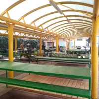 Novogoriška tržnica: ob sobotah dopoldne je običajno nabito 
polna, prejšnjo soboto  je  peščica prodajalcev stregla peščici 
kupcev. 