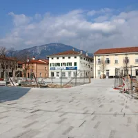 Lavričev trg v Ajdovščini, kjer so se običajno kljub prenovi družili  
ljudje, je bil kot mesto duhov.  