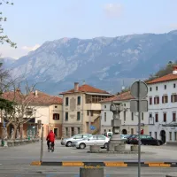 Tudi središče Vipave  je bilo v soboto dopoldne prazno, gneče ni bilo niti pred trgovinami. Vsaj težav s parkiranjem ni bilo ...