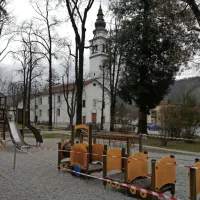 Igrišče pri cerkvi v Tolminu je ob 13. uri prazno, prav tako športno igrišče Brajda.  Občina Tolmin je med prvimi v Sloveniji 
igrišča zaprla, za nedovoljeno uporabo je zagrožena kazen 500 evrov.