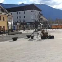 Trg golobarskih žrtev v  Bovcu  : ob običajnih dnevih poln, v sredo ob 16. uri povsem prazen.  