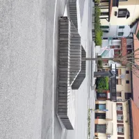 Kobariški trg s spomenikom pesniku Simonu Gregorčiču in pred kratkim 
zasajeno novo lipo ob 13. uri: brez ljudi.

