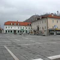 Tudi vedno poln in živahen Titov trg sredi Postojne je v četrtek 
sredi dneva sameval.