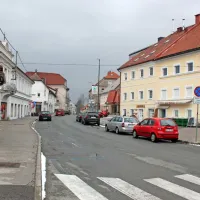 Tržaška cesta, glavna ulica v starem delu Postojne, v četrtek  ob 
14.43:  ob tem času ob delavnik tukaj skoraj ni mogoče dobiti 
parkirnega mesta, zdaj jih je cela vrsta.

