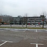 Največje parkirišče v Postojni,  pred PTC Primorka ob 14:46: ob 
delavnikih je  polno, saj tu parkirajo zaposleni po mestu in 
stranke.