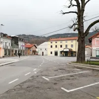 Središče Ilirske Bistrice: Plac v starem delu mesta je vedno poln ljudi, v četrtek 
ob 13. uri je bil prazen. 