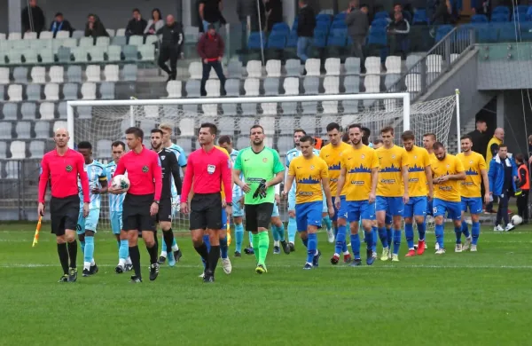 Tudi nogometaši se bodo morali soočiti z nižanjem prejemkov.