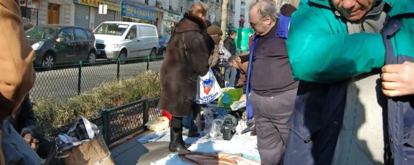 Bolšji trg na pariške ulice privabi številne ljubitelje starin. 