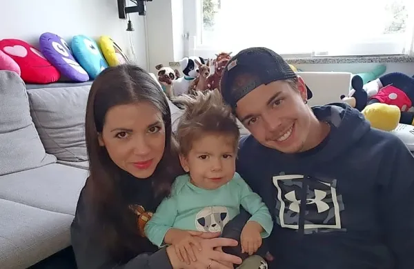 Zdaj je družina  doma, “malo smo še utrujeni, a presrečni,” pravi 
Ana Jerak.