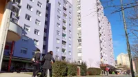 V nepremičninskih agencijah kljub aktualnim razmeram še vedno beležijo nekaj povpraševanja po telefonu in elektronski pošti, 
že najavljenih ogledov pa ne morejo izpeljati.  



