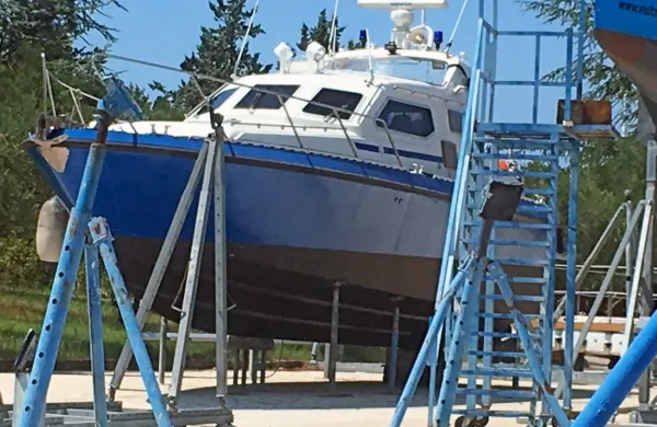 Policijski čoln P-66  je že dolgo na suhem v lucijski marini, le da je 
zdaj pokrit s ponjavo.