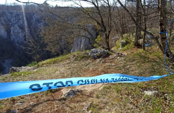 Z modrimi trakovi civilne zaščite so omejili dostop do plezališča v Risniku.