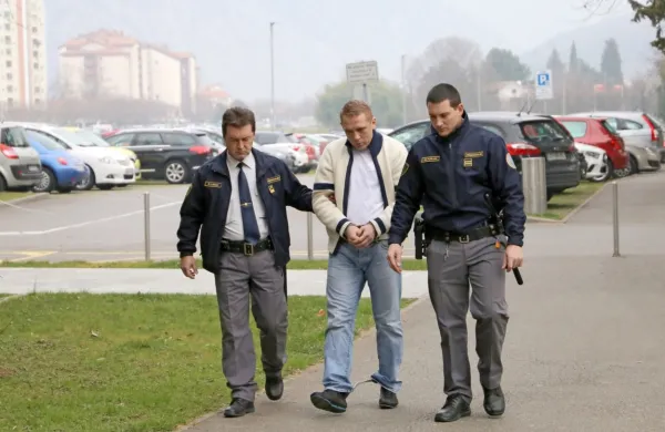 

Qazim Q. (v sredini) naj bi po ugotovitvah preiskovalcev lani na 
hitri cesti H4 kar dvakrat na podoben način okradel tujca.