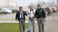 

Qazim Q. (v sredini) naj bi po ugotovitvah preiskovalcev lani na 
hitri cesti H4 kar dvakrat na podoben način okradel tujca.