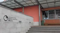Pouk poteka še naprej kljub praznim šolam. V Sežani so s poukom 
pričeli že prejšnjo sredo, ponekod šele z začetkom tega tedna, v 
nekaterih šolah pa premora učenci sploh niso imeli.