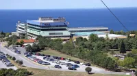 Okužen morda kršil karanteno, pristal na respiratorju na izolski urgenci