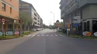 Naš sogovornik je fotografijo praznih ulic svojega kraja posnel na 
hitro, ko je iz hiše nesel smeti.