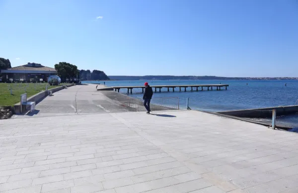 Tudi na portoroški plaži naj bi z ostrejšim odlokom zagotovili, da 
ljudje ostanejo doma. 