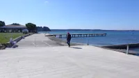 Tudi na portoroški plaži naj bi z ostrejšim odlokom zagotovili, da 
ljudje ostanejo doma. 