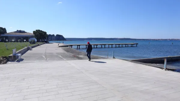 Tudi na portoroški plaži naj bi z ostrejšim odlokom zagotovili, da 
ljudje ostanejo doma. 