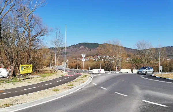 Dela na  pol kilometra dolgem odseku povezovalne ceste med Vilharjevo in Šercerjevo cesto v Ilirski Bistrici, s katerim bo tranzitni 
promet iz postojnske smeri speljan mimo mestnega jedra na mestno obvoznico, od februarja stojijo.