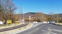Dela na  pol kilometra dolgem odseku povezovalne ceste med Vilharjevo in Šercerjevo cesto v Ilirski Bistrici, s katerim bo tranzitni 
promet iz postojnske smeri speljan mimo mestnega jedra na mestno obvoznico, od februarja stojijo.