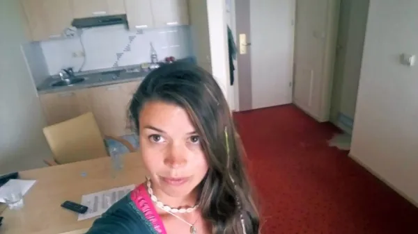 Karin Heuffel bo do 11. aprila v karanteni v  sobi hotela Epic v 
Postojni. 