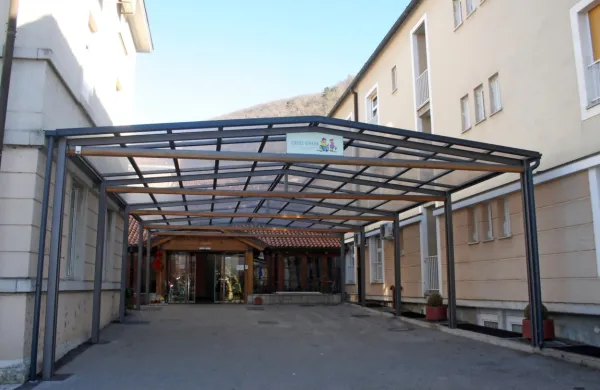 V Cirius Vipava je na voljo 45 do 55 postelj za morebitno izolacijo 
stanovalcev domov upokojencev Ajdovščina in  Vipava. 